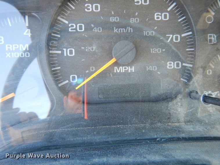 image for item DM2810 2006 GMC T7500  truck cab and chassis