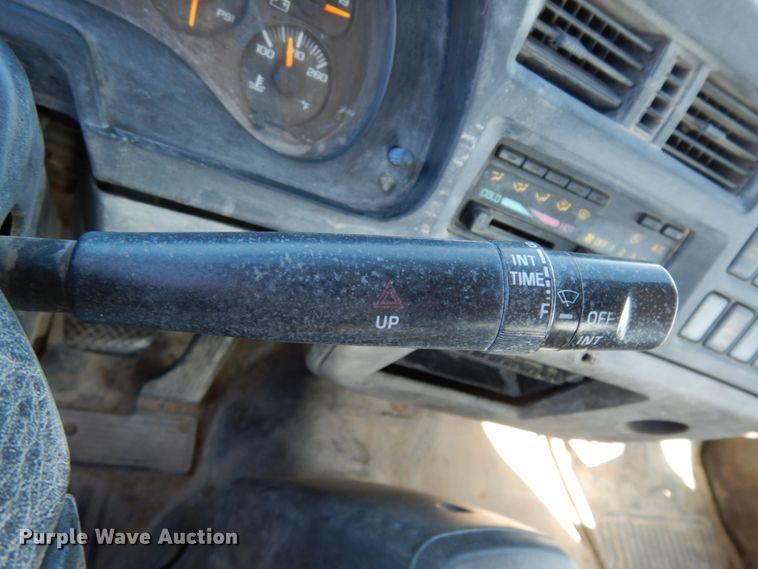 image for item DM2810 2006 GMC T7500  truck cab and chassis