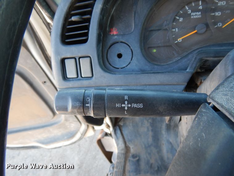 image for item DM2810 2006 GMC T7500  truck cab and chassis