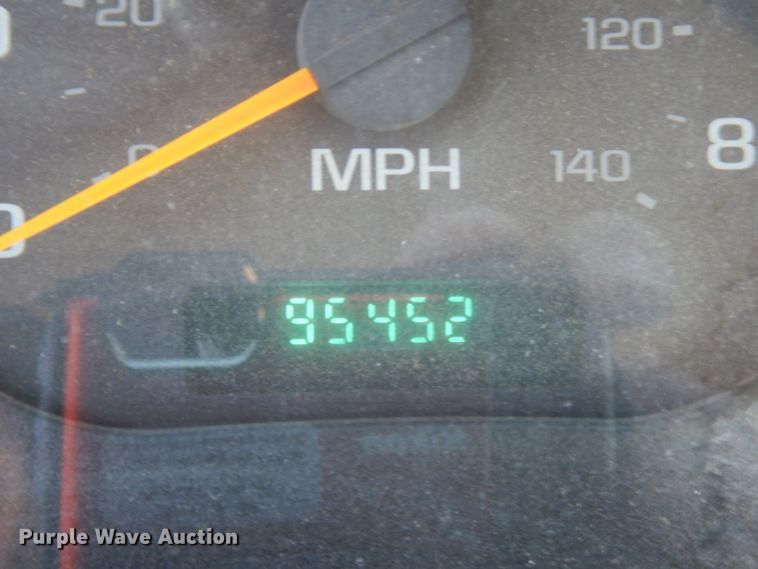 image for item DM2810 2006 GMC T7500  truck cab and chassis