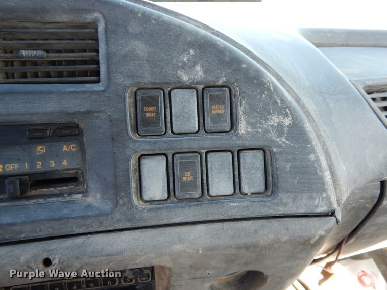 image for item DM2810 2006 GMC T7500  truck cab and chassis