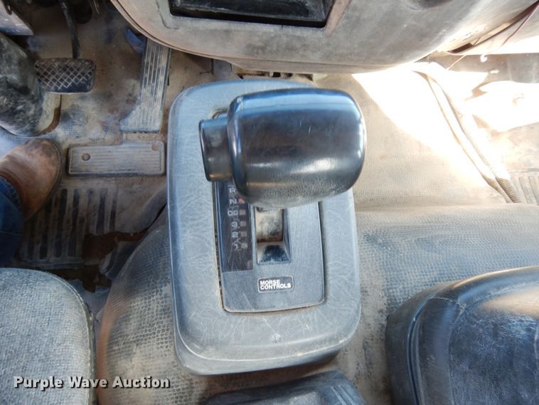 image for item DM2810 2006 GMC T7500  truck cab and chassis