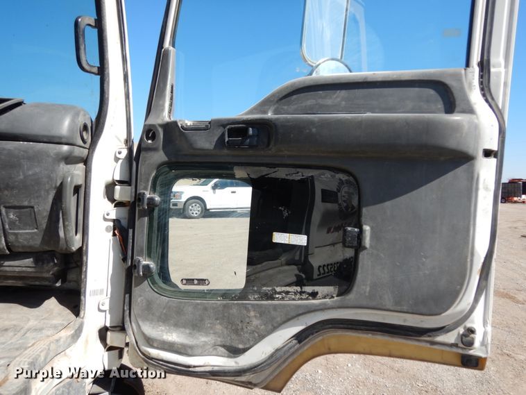 image for item DM2810 2006 GMC T7500  truck cab and chassis
