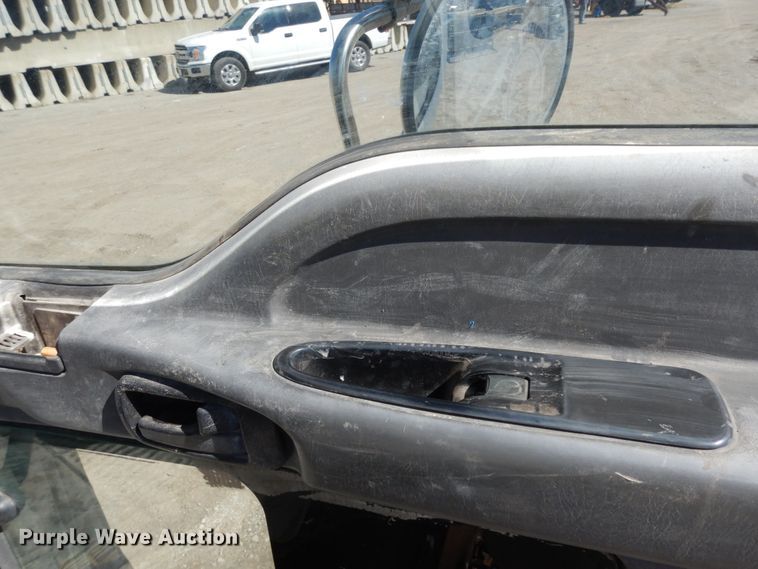 image for item DM2810 2006 GMC T7500  truck cab and chassis