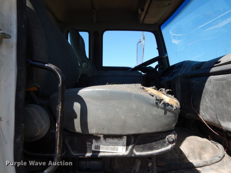 image for item DM2810 2006 GMC T7500  truck cab and chassis