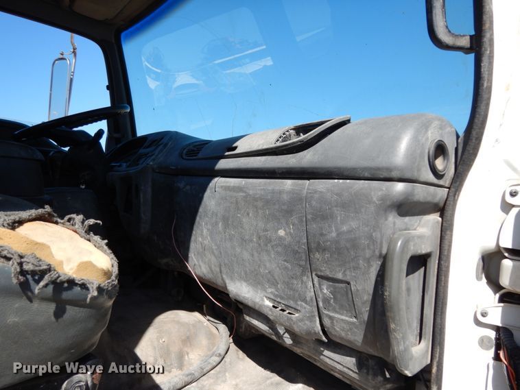 image for item DM2810 2006 GMC T7500  truck cab and chassis