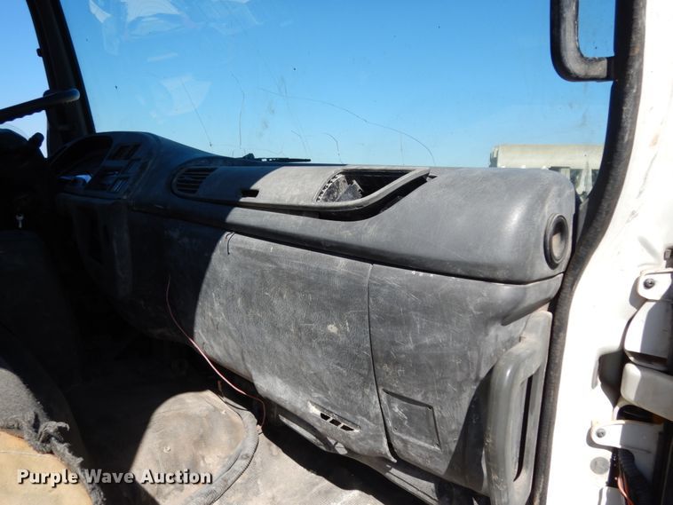image for item DM2810 2006 GMC T7500  truck cab and chassis