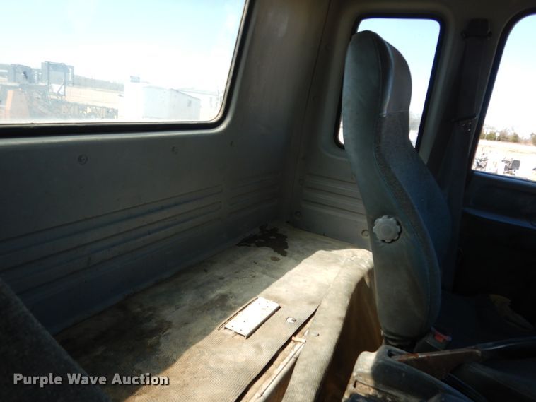 image for item DM2810 2006 GMC T7500  truck cab and chassis