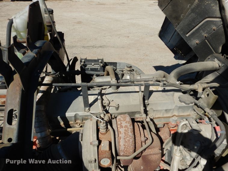 image for item DM2810 2006 GMC T7500  truck cab and chassis