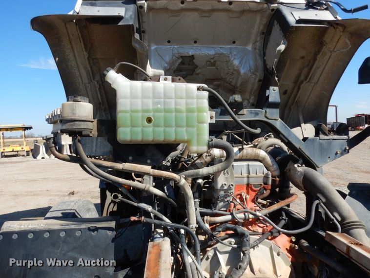 image for item DM2810 2006 GMC T7500  truck cab and chassis