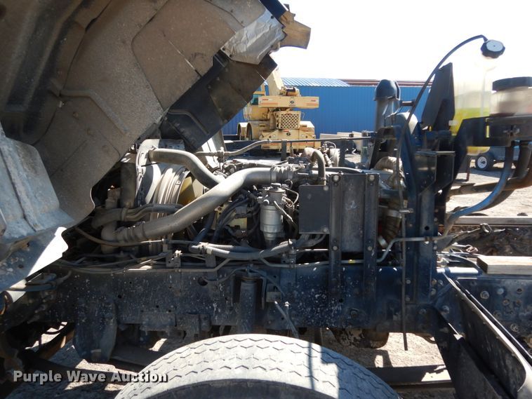 image for item DM2810 2006 GMC T7500  truck cab and chassis