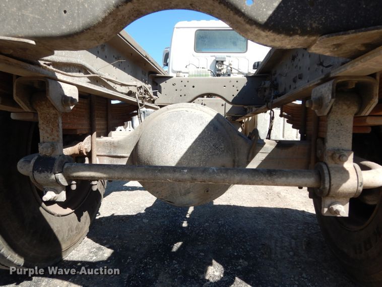 image for item DM2810 2006 GMC T7500  truck cab and chassis