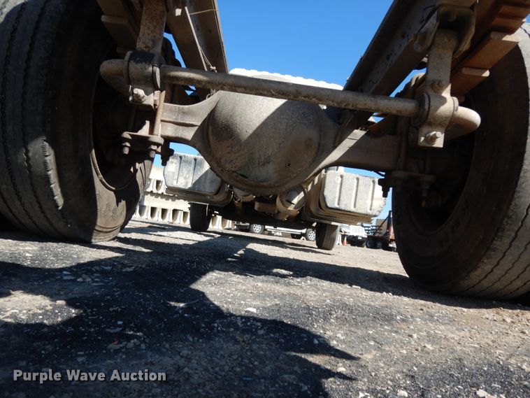 image for item DM2810 2006 GMC T7500  truck cab and chassis