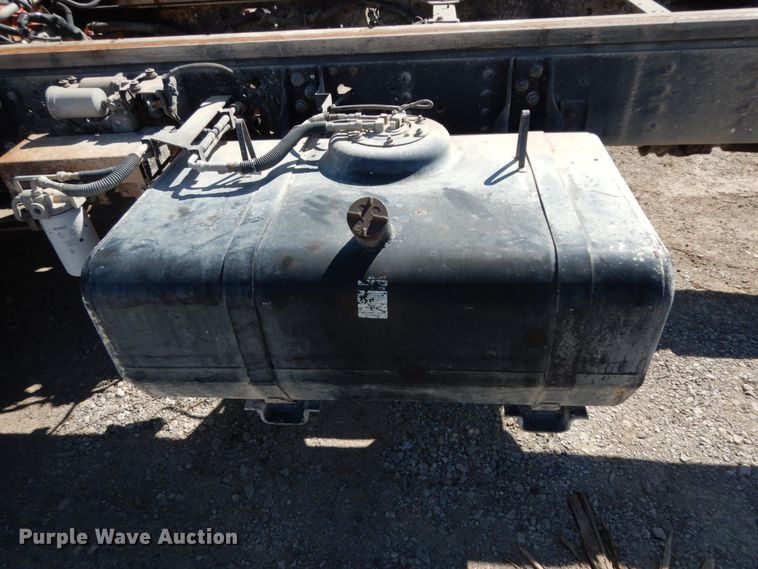 image for item DM2810 2006 GMC T7500  truck cab and chassis