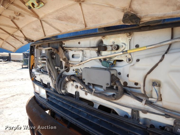 image for item DM2810 2006 GMC T7500  truck cab and chassis