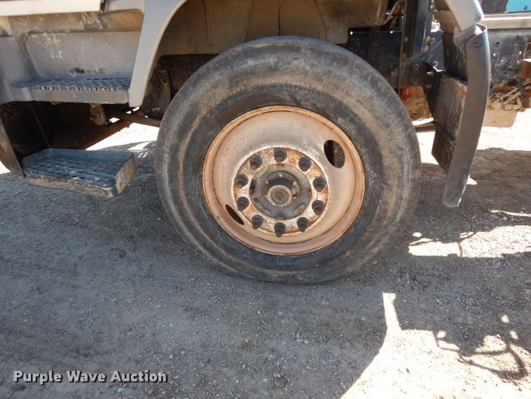 image for item DM2810 2006 GMC T7500  truck cab and chassis