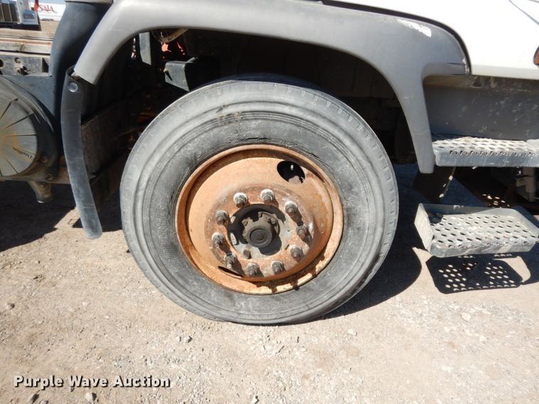 image for item DM2810 2006 GMC T7500  truck cab and chassis