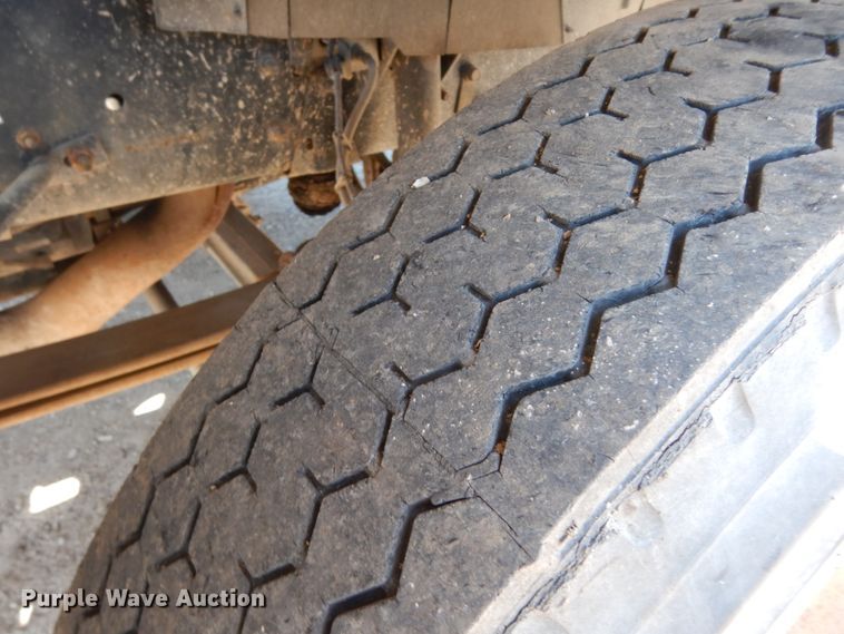 image for item DM2810 2006 GMC T7500  truck cab and chassis