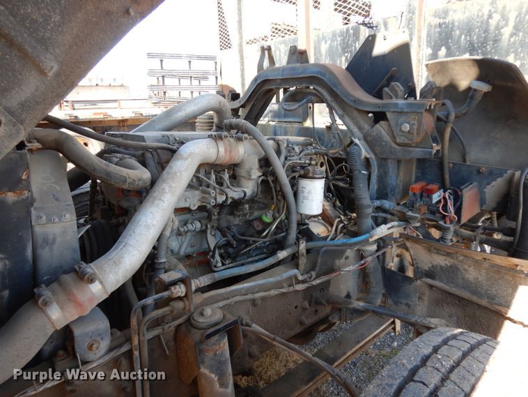 image for item DM2810 2006 GMC T7500  truck cab and chassis