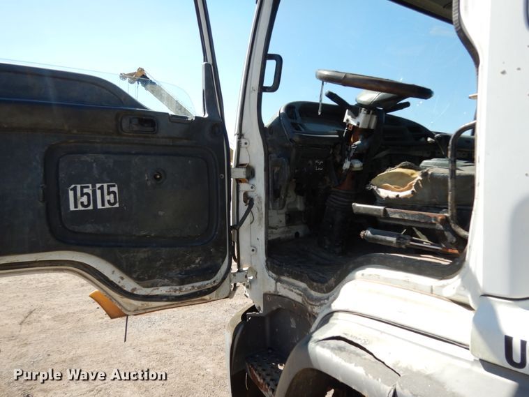 image for item DM2811 1999 GMC Isuzu FTR  flatbed truck