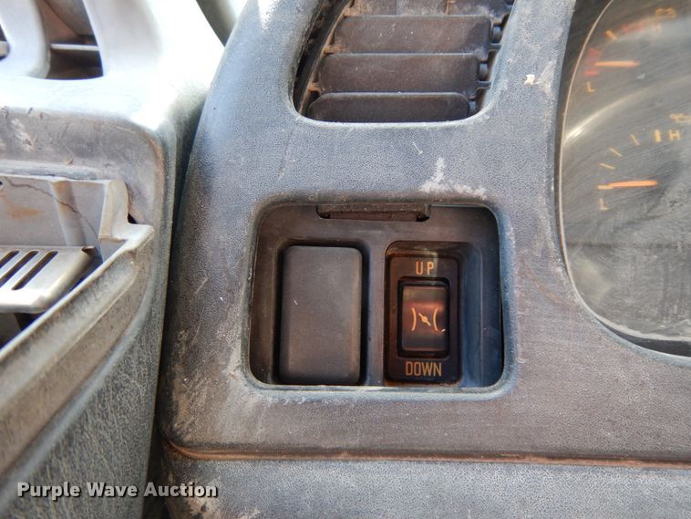 image for item DM2811 1999 GMC Isuzu FTR  flatbed truck