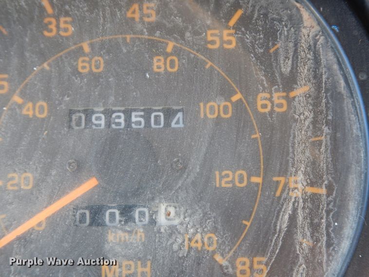 image for item DM2811 1999 GMC Isuzu FTR  flatbed truck