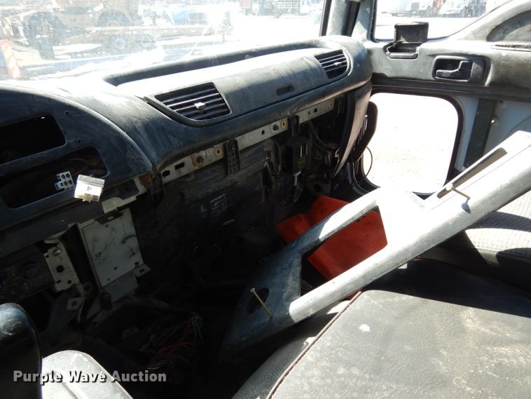 image for item DM2811 1999 GMC Isuzu FTR  flatbed truck