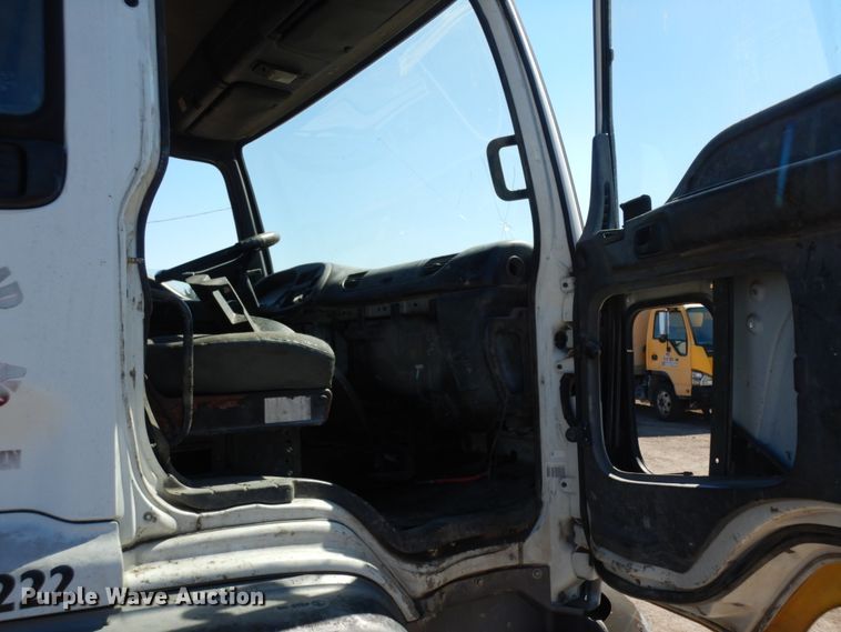 image for item DM2811 1999 GMC Isuzu FTR  flatbed truck