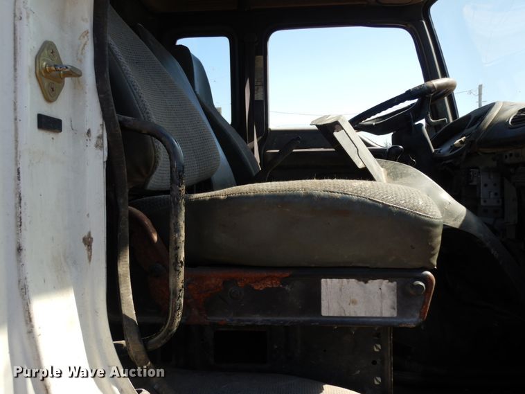 image for item DM2811 1999 GMC Isuzu FTR  flatbed truck