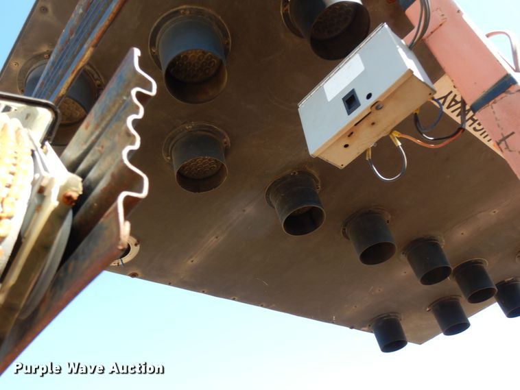 image for item DM2811 1999 GMC Isuzu FTR  flatbed truck