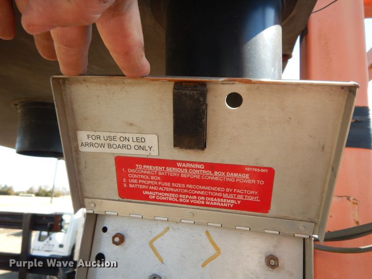 image for item DM2811 1999 GMC Isuzu FTR  flatbed truck