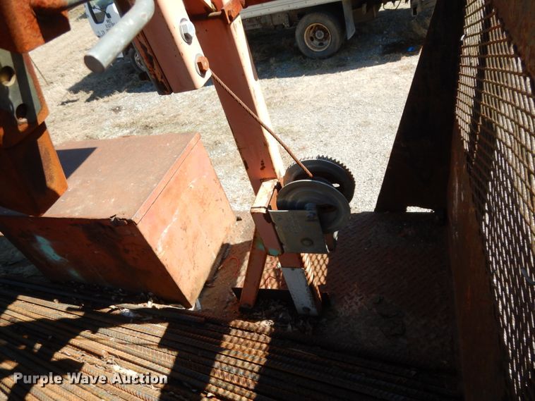 image for item DM2811 1999 GMC Isuzu FTR  flatbed truck