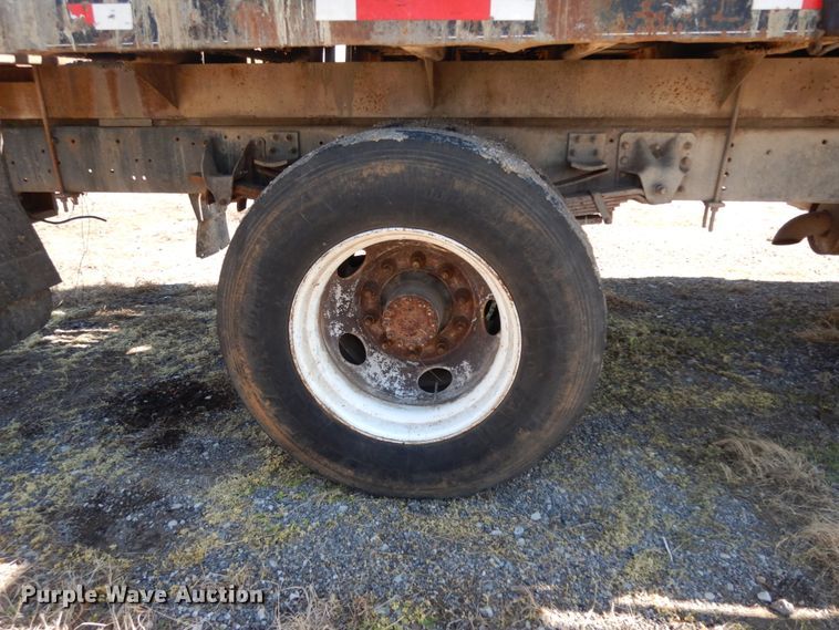 image for item DM2811 1999 GMC Isuzu FTR  flatbed truck