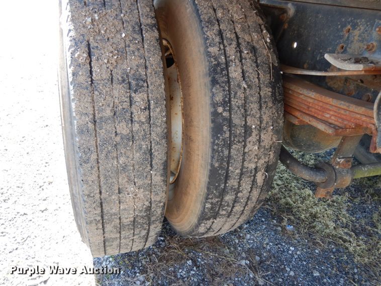 image for item DM2811 1999 GMC Isuzu FTR  flatbed truck