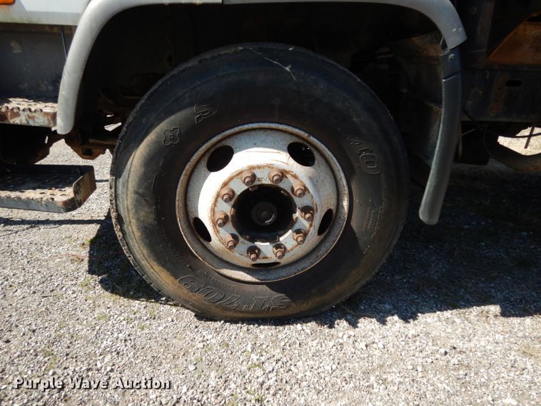 image for item DM2811 1999 GMC Isuzu FTR  flatbed truck