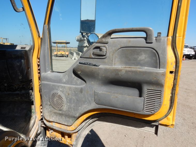 image for item DM2812 2007 GMC W4500  box truck