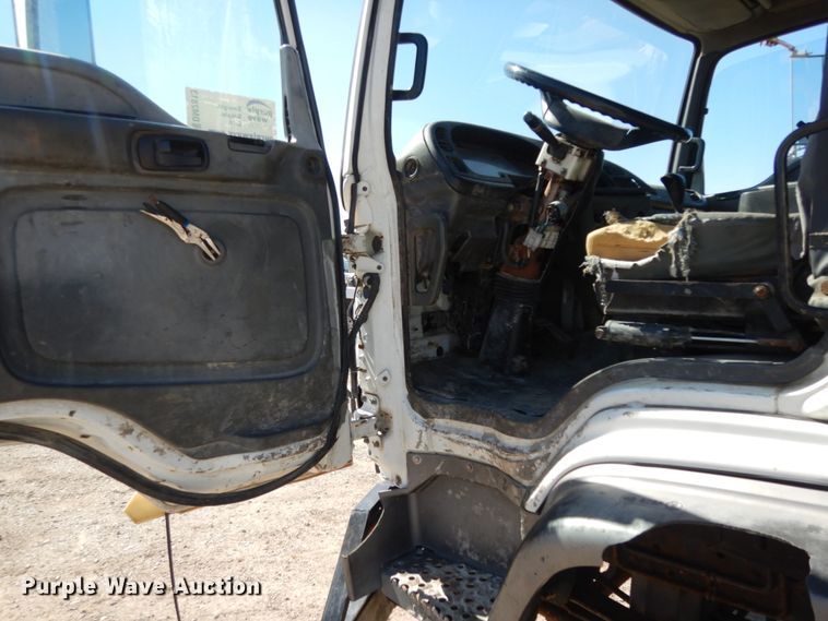 image for item DM2813 2001 Isuzu FTR  flatbed truck