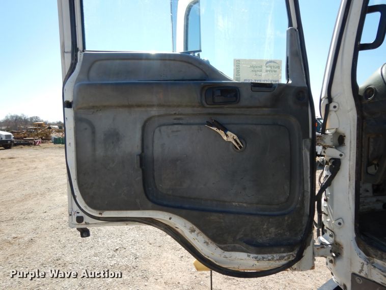 image for item DM2813 2001 Isuzu FTR  flatbed truck