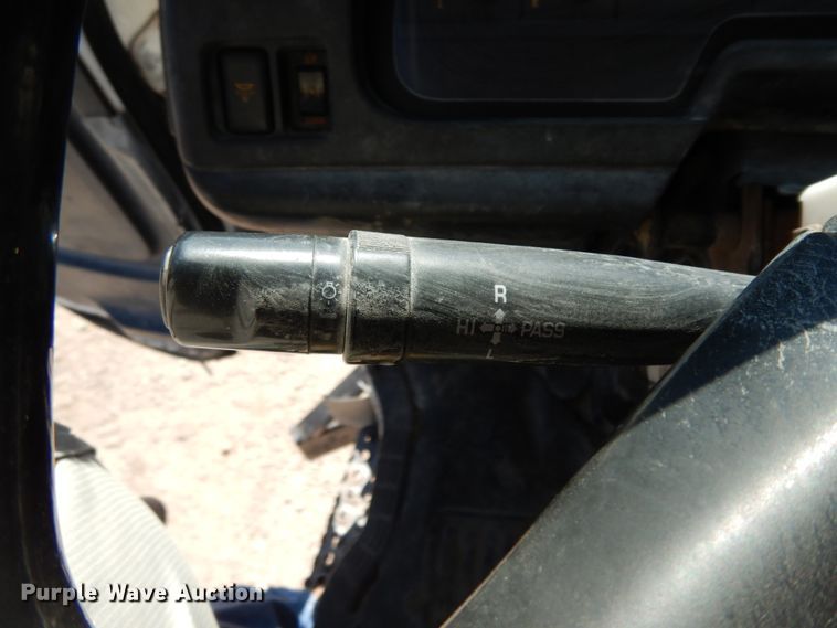 image for item DM2813 2001 Isuzu FTR  flatbed truck