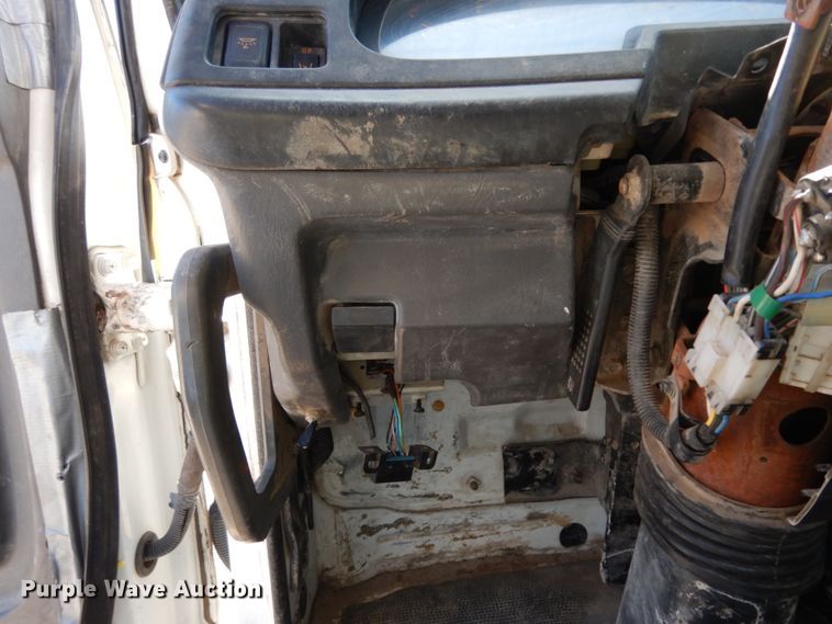 image for item DM2813 2001 Isuzu FTR  flatbed truck