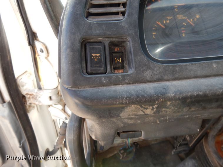 image for item DM2813 2001 Isuzu FTR  flatbed truck