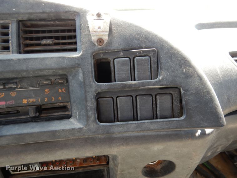 image for item DM2813 2001 Isuzu FTR  flatbed truck