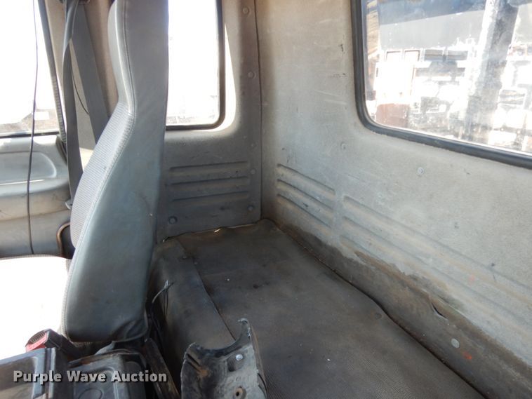 image for item DM2813 2001 Isuzu FTR  flatbed truck