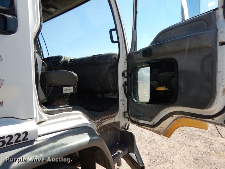 image for item DM2813 2001 Isuzu FTR  flatbed truck