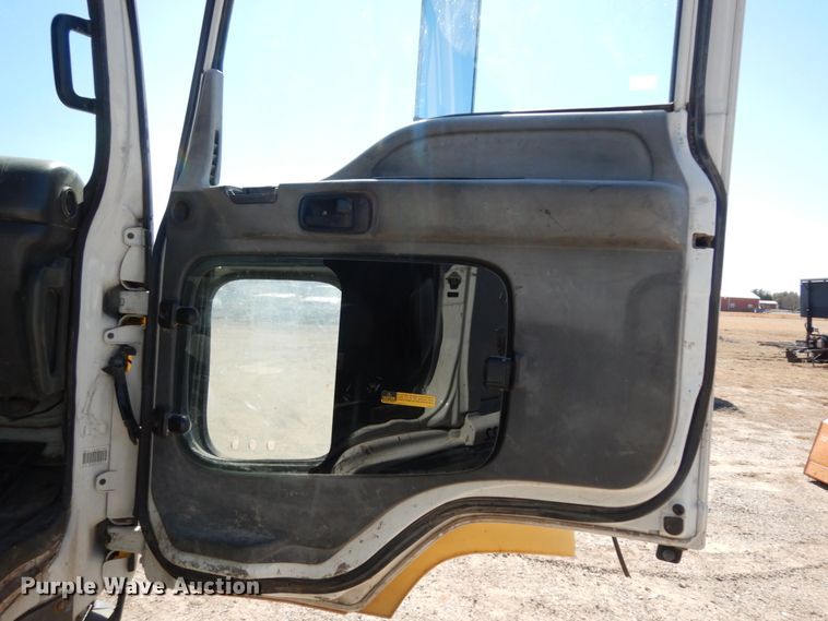 image for item DM2813 2001 Isuzu FTR  flatbed truck