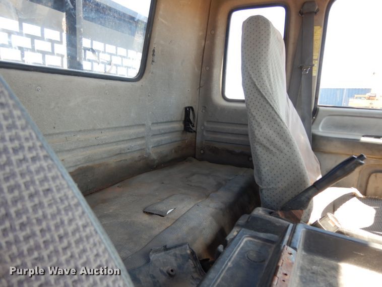 image for item DM2813 2001 Isuzu FTR  flatbed truck