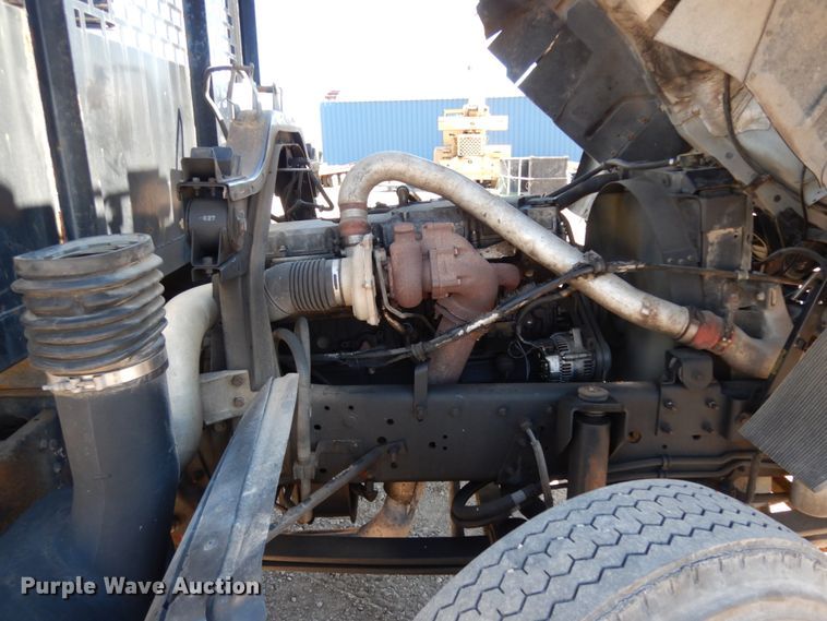 image for item DM2813 2001 Isuzu FTR  flatbed truck