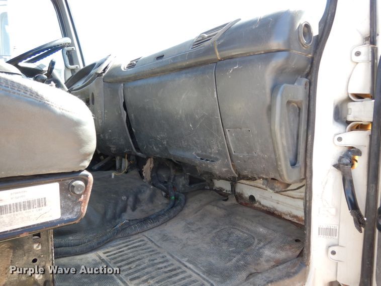 image for item DM2813 2001 Isuzu FTR  flatbed truck