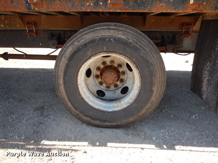 image for item DM2813 2001 Isuzu FTR  flatbed truck