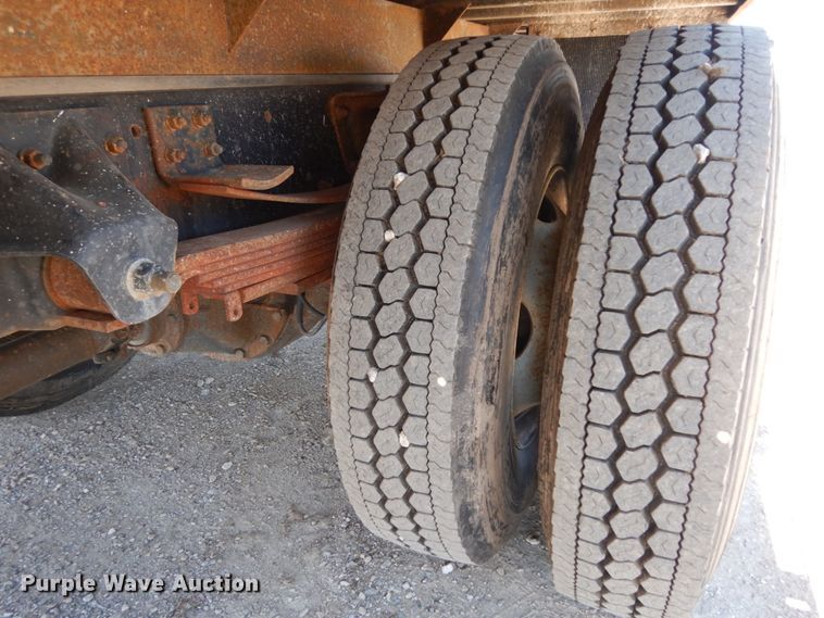 image for item DM2813 2001 Isuzu FTR  flatbed truck